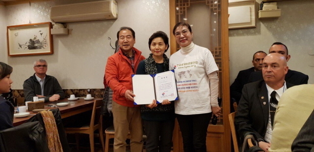 오양심 회장이 명동관 이인선 회장에게 한식세계화본부장에 임명하는 위족장을 전달했다.(왼쪽부터 이인선 회장, 권명숙, 오양심 회장)