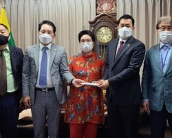 ‘주한미얀마 딴진 대사’에게 장학금 전달 